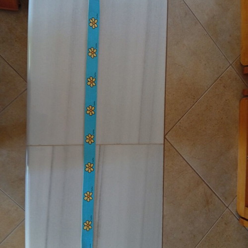 Fabric belt with daisy pattern like new, adjustable metal clip
