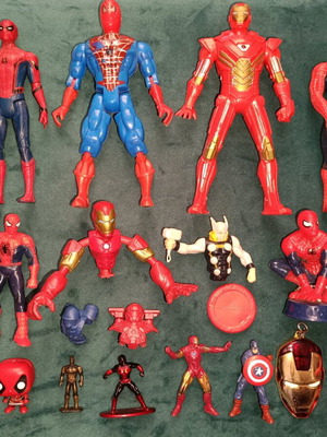 Marvel figures used, pack of 12 with accessories and keychain