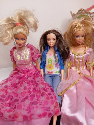 Barbie doll set of 3 used with clothes