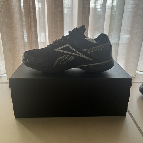 Reebok women's Easy Tone shoes like new, size 38, black