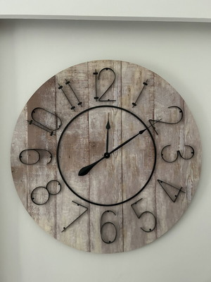 Large wooden wall clock 88 cm like new, analog battery operated