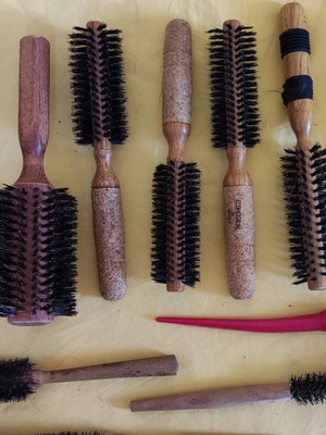 Hair brushes various sizes like new, pack of 11 pieces