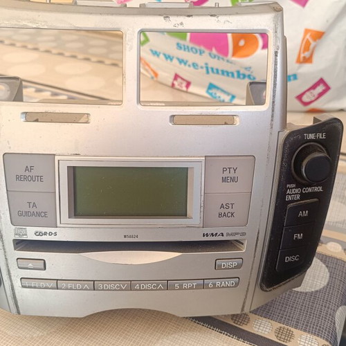 Toyota Yaris 2008 radio CD used with slight button issue