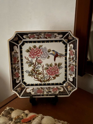 Aynsley Wild Tudor set of 2 collectible plates like new, Fine Bone China