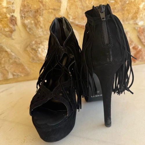 Black Castor Heeled Sandals like new, size 39, platform