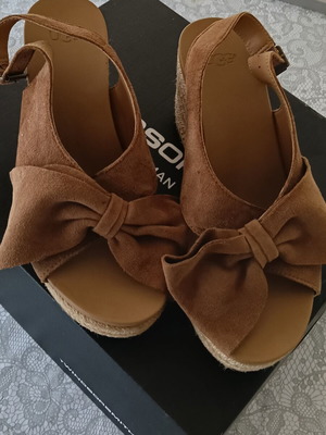 Ugg leather platform sandals new, size 38, beige