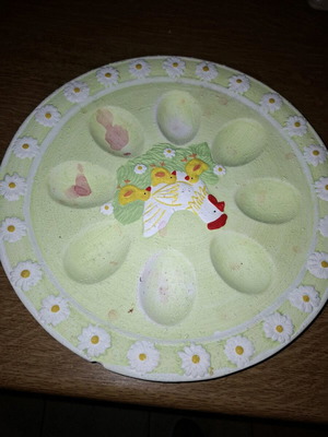 Easter egg plate like new for 8 eggs in yellow and green