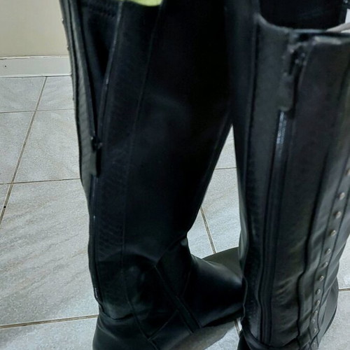Black boots size 41 tall like new with low heel and warm lining