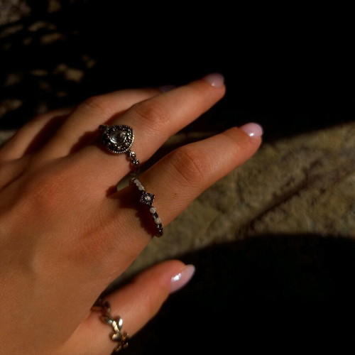 Rings like new with elegance and dark vibes