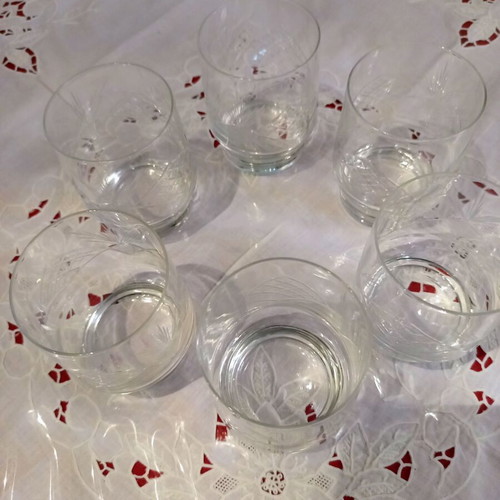 Vintage crystal whiskey glasses set of 6 like new with embossed design