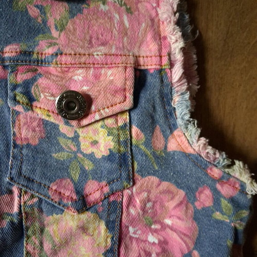 Denim floral vest size M like new, blue and pink