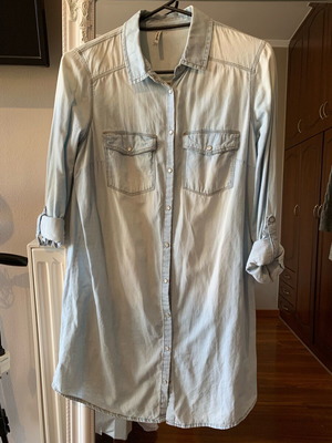 Stradivarius women's jean dress size M like new, blue