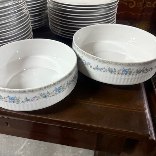 Dinnerware set 92 pieces like new