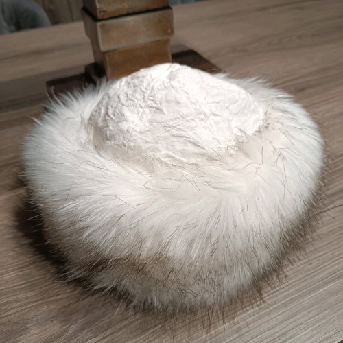 White Russian hat like new with adjustable size