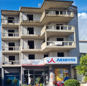 τετραόροφο κτήριο αρκετά διαμπερές