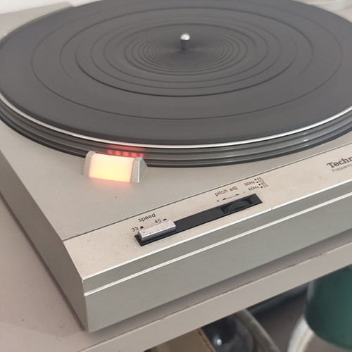 Technics turntable without needle or cover lid