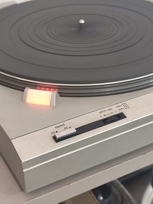 Technics turntable without needle or cover lid