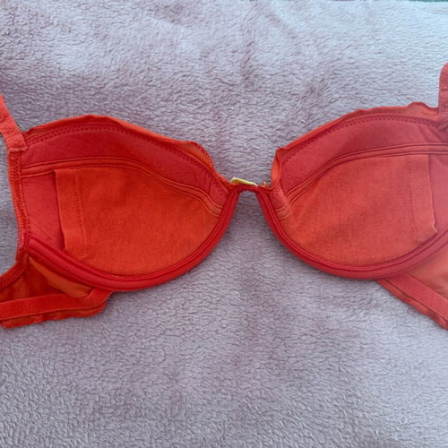 Intimissimi bra 65B coral with embroidered flowers like new