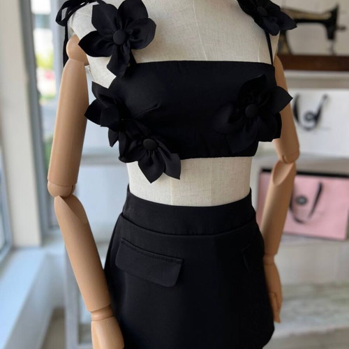 Set flowers top and skort new, size medium, black