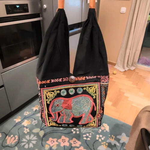 Embroidered shoulder bag like new, black multicolor