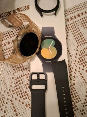 Samsung Galaxy Watch 5 σαν καινούργιο με φορτιστή και αυθεντικά λουράκια