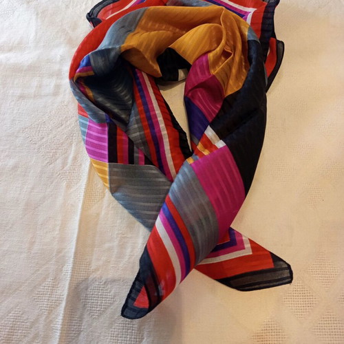 Set of 3 vintage women's scarves like new, multicolored