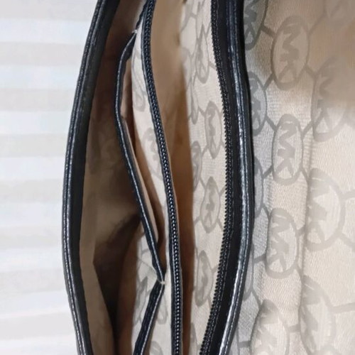 Michael Kors leather black shoulder bag like new with chain