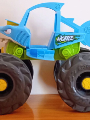 Stretch & Strike Thrash Mobile GJT36000 toy vehicle like new