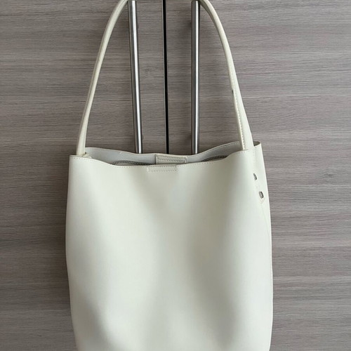 Axel shoulder bag white like new with unused strap