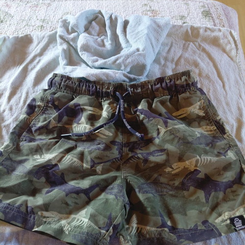 Admiral boys' swimwear set size 6 years like new, 3 swimsuits and poncho