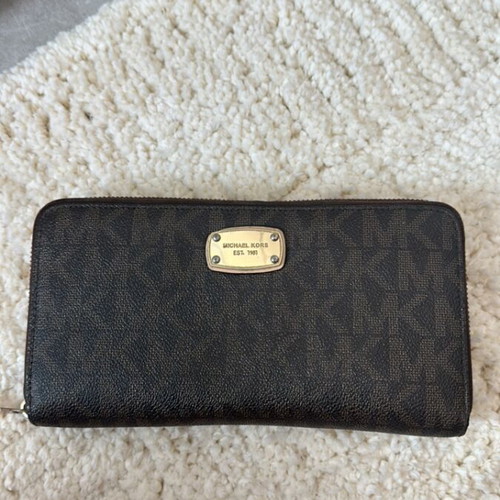 Michael Kors wallet like new, beige