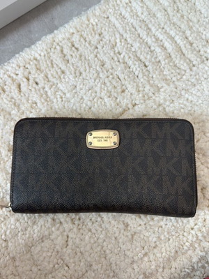 Michael Kors wallet like new, beige