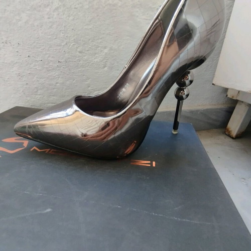 Mirror shoes like new, silver size 38 pumps with unique heel