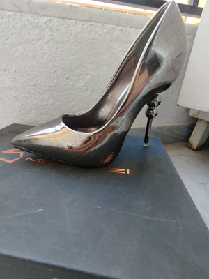 Mirror shoes like new, silver size 38 pumps with unique heel