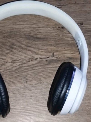 Bluetooth wireless headphones like new, white color