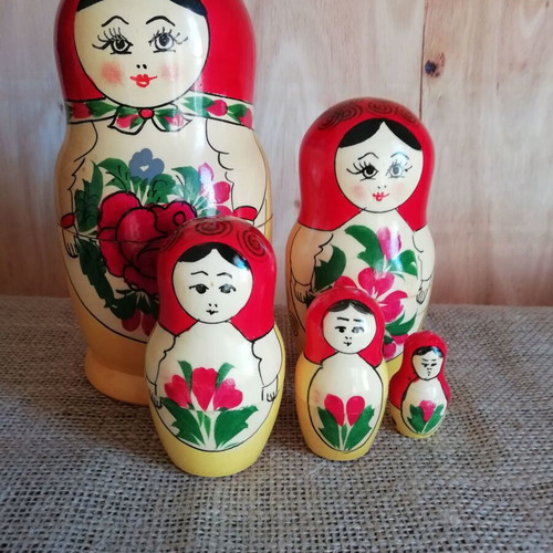 Vintage wooden Babushka 5 dolls like new