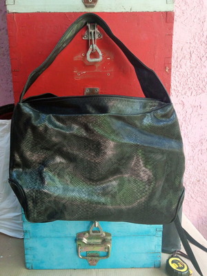 Donna large shoulder bag 43x26 cm like new, black gray with snake pattern