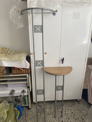 Μοντέρνα κρεμάστρα ρούχων τοίχου