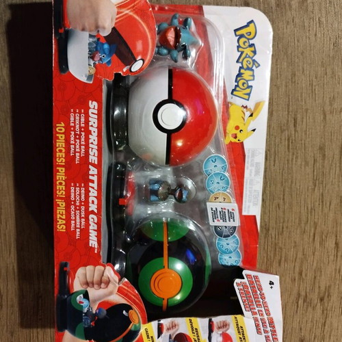 Pokémon surprise attack game new, 2 figures, 2 poke balls, 6 attack disks