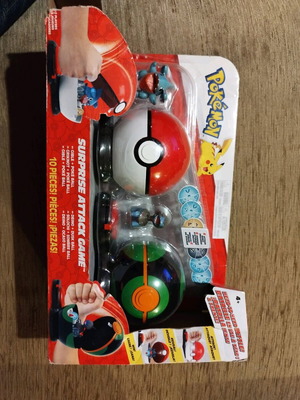 Pokémon surprise attack game new, 2 figures, 2 poke balls, 6 attack disks