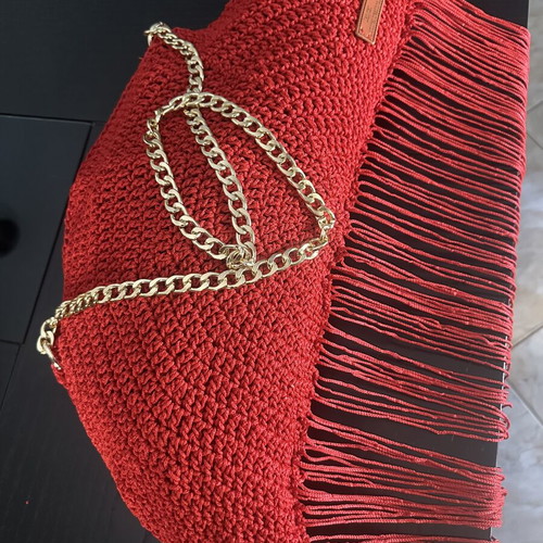 Handmade knitted shoulder bag with gold chain and fringes, red
