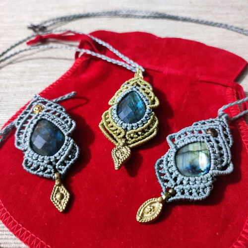 Macrame necklace with labradorite stone new, set of 2 gray