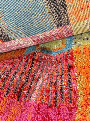 Rug like new with vibrant colors, ideal for children's room, 4m x 3m