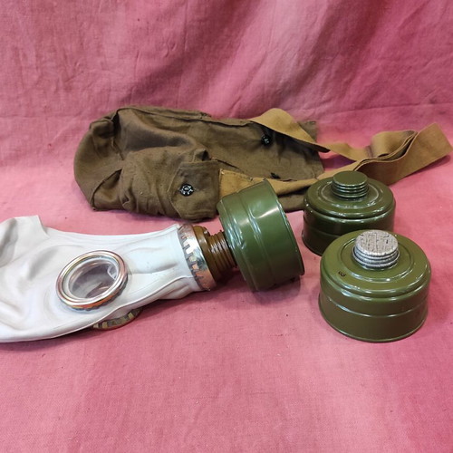 Gas mask new with 3 filters and carrying case