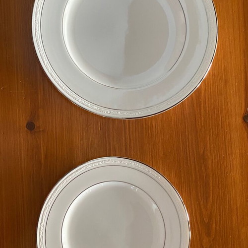Noritake dinnerware set new, 8 dinner plates, 8 first course plates, 4 deep plates, salad bowl, platter