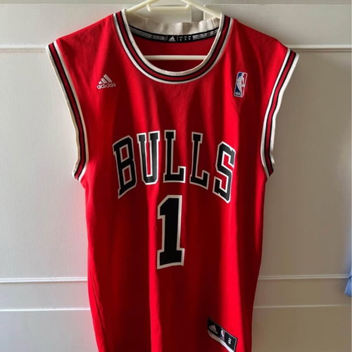 Chicago Bulls Derrick Rose jersey like new, Small loose fit