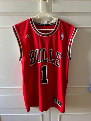 Chicago Bulls Derrick Rose jersey like new, Small loose fit