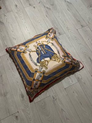 Μαξιλάρα πολύ μεγάλη σαν καινούργιο, 60x60 cm με δύο μαξιλαροθήκες