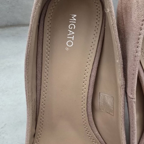 Migato nude pink pumps with pointed toe and high heel like new