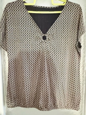 Women's short-sleeve blouse like new with geometric pattern and V-neck